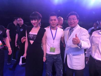 年逾四十仍一事无成的片子导演仁茂（朴海日 饰）居无定所，只好和年逾古稀的母亲（尹菇贞 饰）住在一路，怎奈家中还有一个凑数其间的哥哥韩茂（尹宰文 饰），韩茂虚度四十四岁，到此刻也没有正经工作。屋漏偏遭连阴雨，不久，已结过三次婚的mm美妍（孔孝珍 饰）带着十五岁的女儿（陈智熙 饰）也回到外家栖身。三兄妹天性各别，人生经历不尽不异，一路挤在统一个屋檐下过着粗拙混乱的糊口。矛盾从打嘴仗起头，兄妹之间相互调侃，最后则致使拳脚相向。小侄女很有乐趣地存眷着这场兄弟、兄妹年夜战，终究母亲的一句看似再安静不外的话令兄妹三人平稳地坐到饭桌前。看似波涛不惊，实则暗潮涌动......